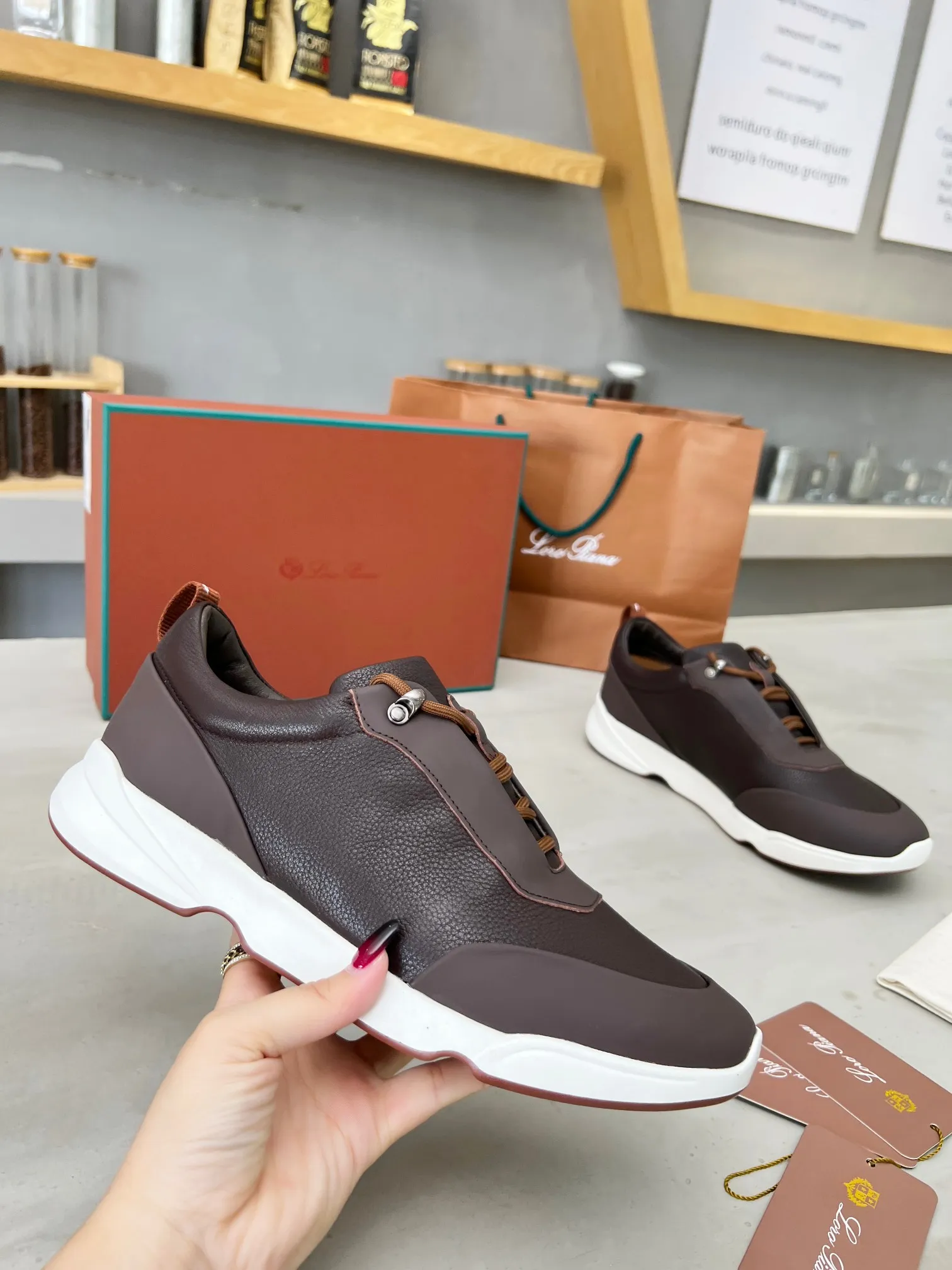 Men's shoes 💰660 🧚‍♂️Loro Piana*👉Top genuine grade👉Buy the original 1:1 copy💯💯💯 Founded the existing Loro Piana company on April 24, 1924. It is now the sixth generation of family business, providing top-quality products to customers who are discerning about taste and quality. ❤️ Imported silk calfskin and South Korean natural cowhide. The interior is made of imported A-grade water-dyed cowhide. 💯💯💯 Original molded base. 💯Authentic packaging code number: 39-46